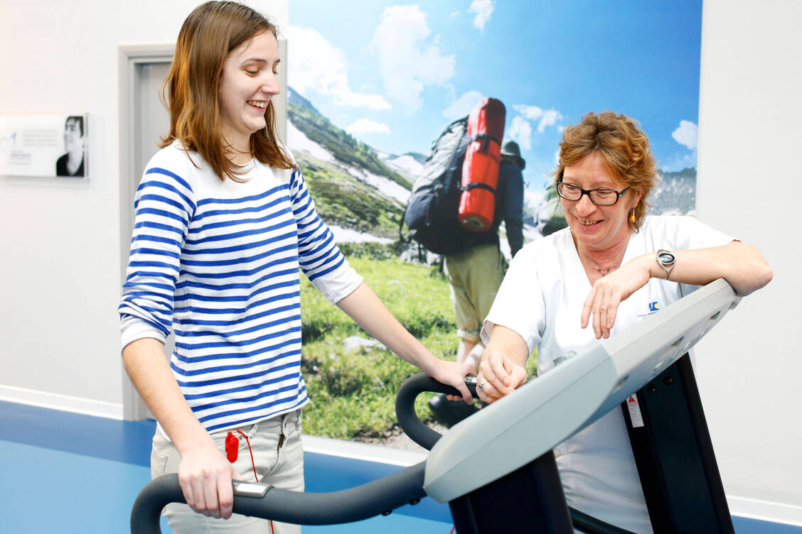 Ein wichtiges Kriterium in der Medizin ist die gesundheitsbezogene Lebensqualität, gerade bei chronisch kranken Menschen. Im Bild eine junge Frau mit Mukoviszidose beim Gehtraining unter Anleitung einer Physiotherapeutin. / © Imago/BSIP