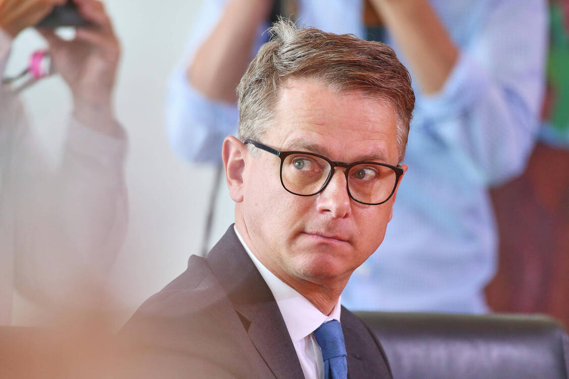 »Wer Fachkräfte für das Gesundheitssystem gewinnen will, darf sie nicht durch Bürokratie ausbremsen«, sagte Gesundheitsminister Carsten Linnemann (CDU) gegenüber dem Spiegel gegenüber. / © Imago / dts Nachrichtenagentur