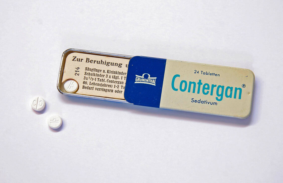 Contergan kam am 1. Oktober 1957 in Deutschland auf den Markt. Die Rücknahme folgte am 27.11.1961, nachdem sich Meldungen über Missbildung gehäuft hatten. / Foto: imago images/JOKER