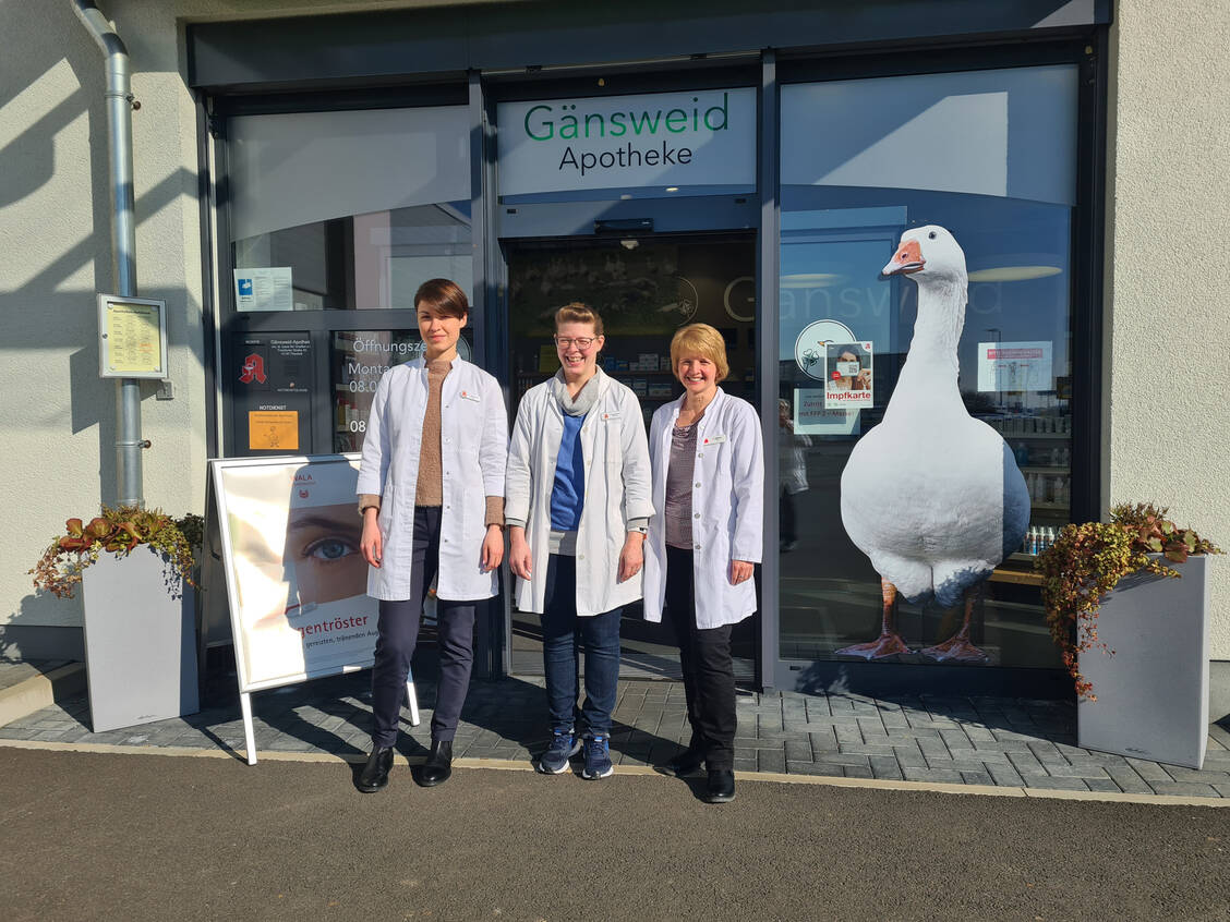 Die Apothekerin Anna Kravchenko (links) organisierte gemeinsam mit ihren Kolleginnen, der Apothekerin Darinka Peppel-Wenzel (Mitte) und PKA Silke Walenta, Sachspenden für Geflüchtete aus der Ukraine. / Foto: privat