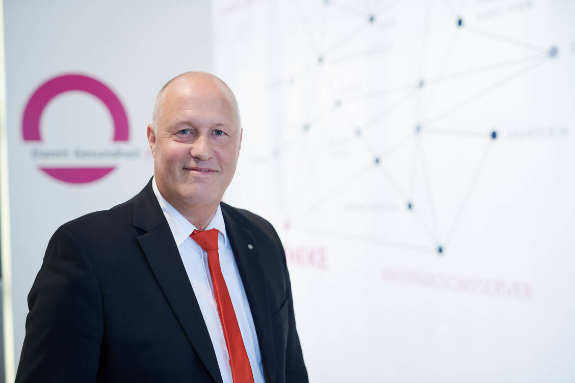 Bereichsvorstand Technik & Digitale Strategie bei Noventi, Sven Bertram, möchte nach eigenen Angaben Apothekenkunden mit einem Vier-Säulen-Konzept helfen , sich digital gut zu etablieren. / Foto: Noventi/Dominik Oswald