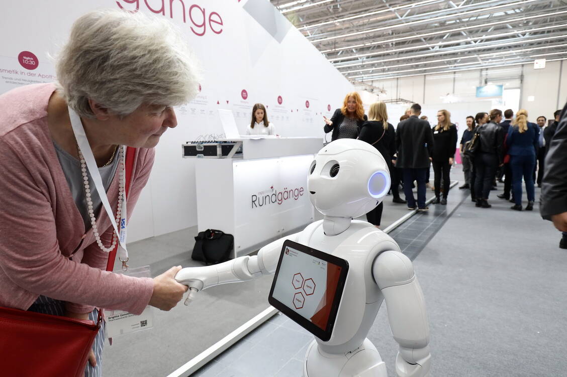 Sprechen, nicken, begrüßen: Der Service-Roboter Charly zeigte seine Fähigkeiten bei der Expopharm. / Foto: PZ/Alois Mueller