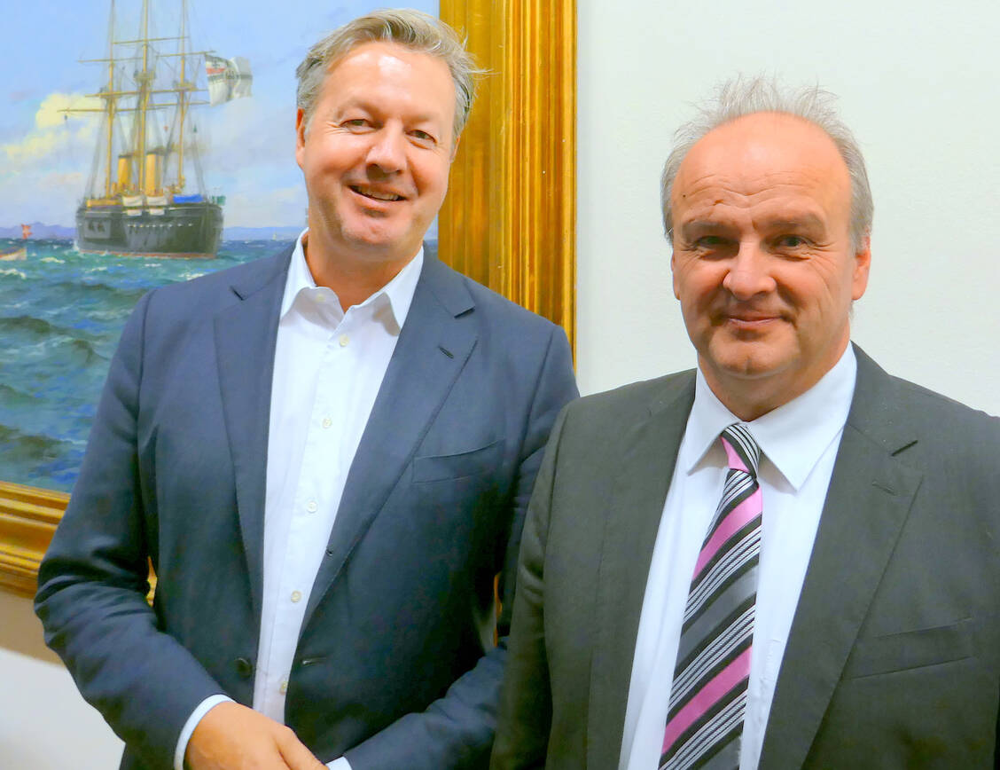 »Der Markt wird neu sortiert. Da heißt es mitmachen und gestalten oder verlieren«, das betonen der LAV-Vorsitzende Peter Froese (r.) und der Chef des Wort&Bild-Verlags, Andreas Arntzen. / Foto: PZ/Christiane Berg