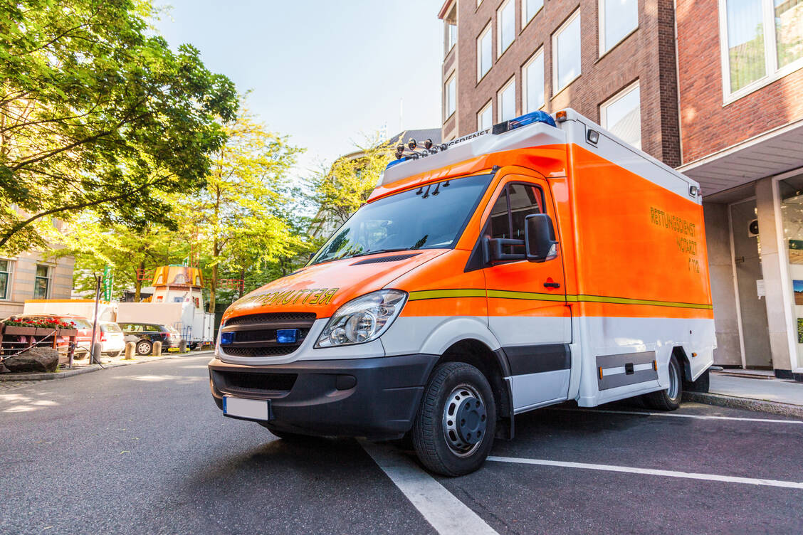 Das Faxverbot in Österreich hat Folgen: Weil die Kommunikationssysteme oft nicht kompatibel sind, werden teilweise Befunde via USB-Stick im Rettungswagen transportiert. / © Adobe Stock/filmbildfabrik