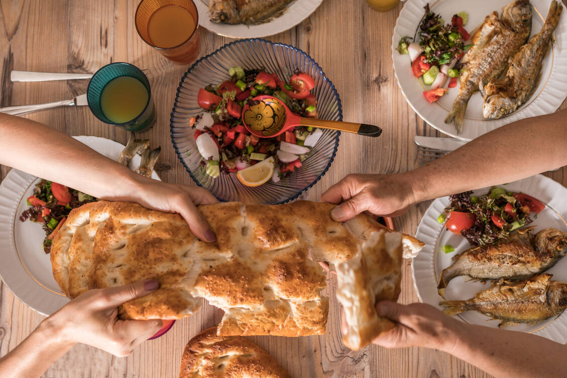 Muslime sollten auch während des Ramadans beim Fastenbrechen auf Vollkornprodukte, Hülsenfrüchte, Gemüse und mageres Eiweiß setzen. / © Getty Images/mustafagul