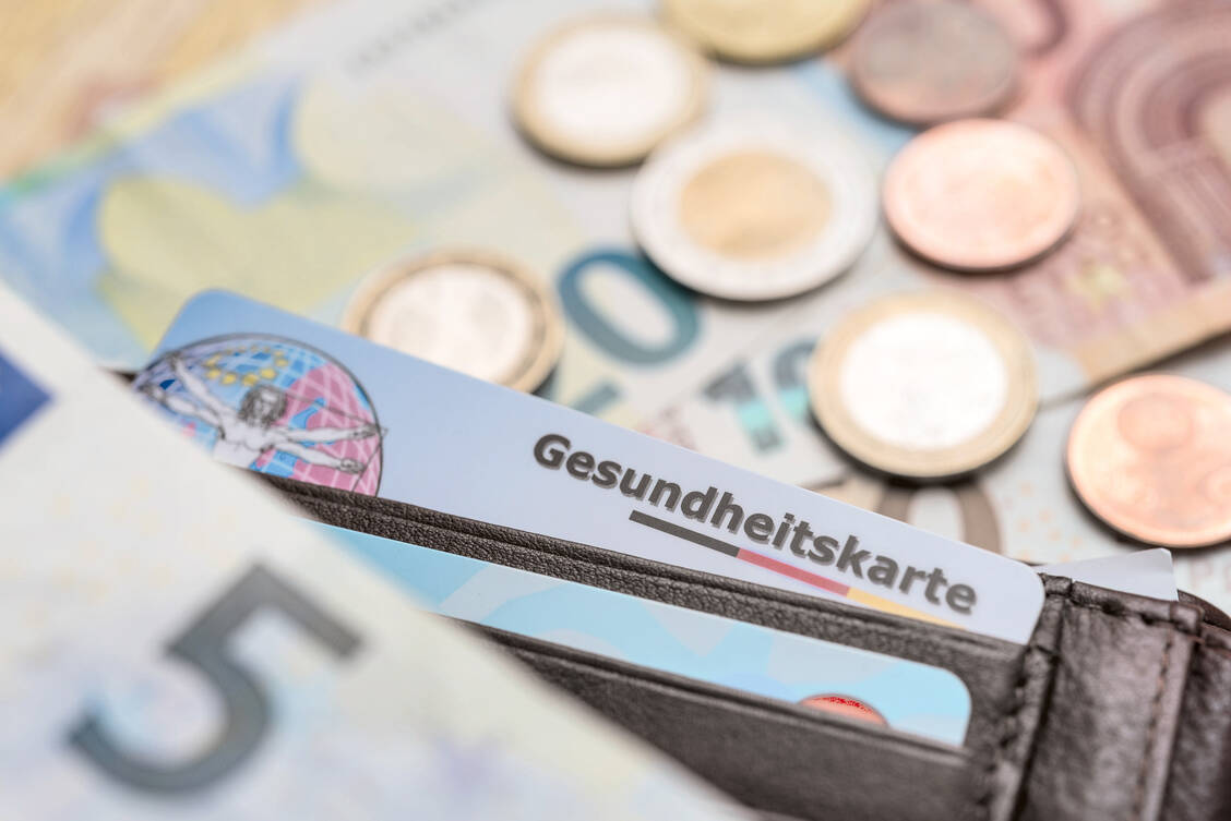Ganz selbstverständlich die Versichertenkarte der Krankenkasse zücken, dass konnten 2019 insgesamt 143.000 Menschen nicht tun. / Foto: Fotolia/Lothar Drechsel