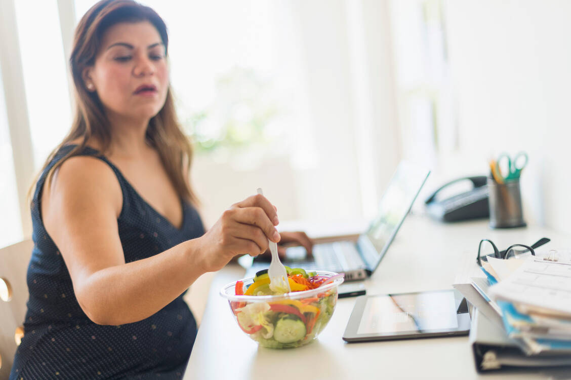 Die Deutschen essen mehr Gemüse, doch trotzdem sind 60 Prozent der Männer und 37 Prozent Frauen im Alter zwischen 18 und 65 Jahren übergewichtig, wohl auch, weil wir zu viel sitzen. / Foto: Getty Images/Tetra Images