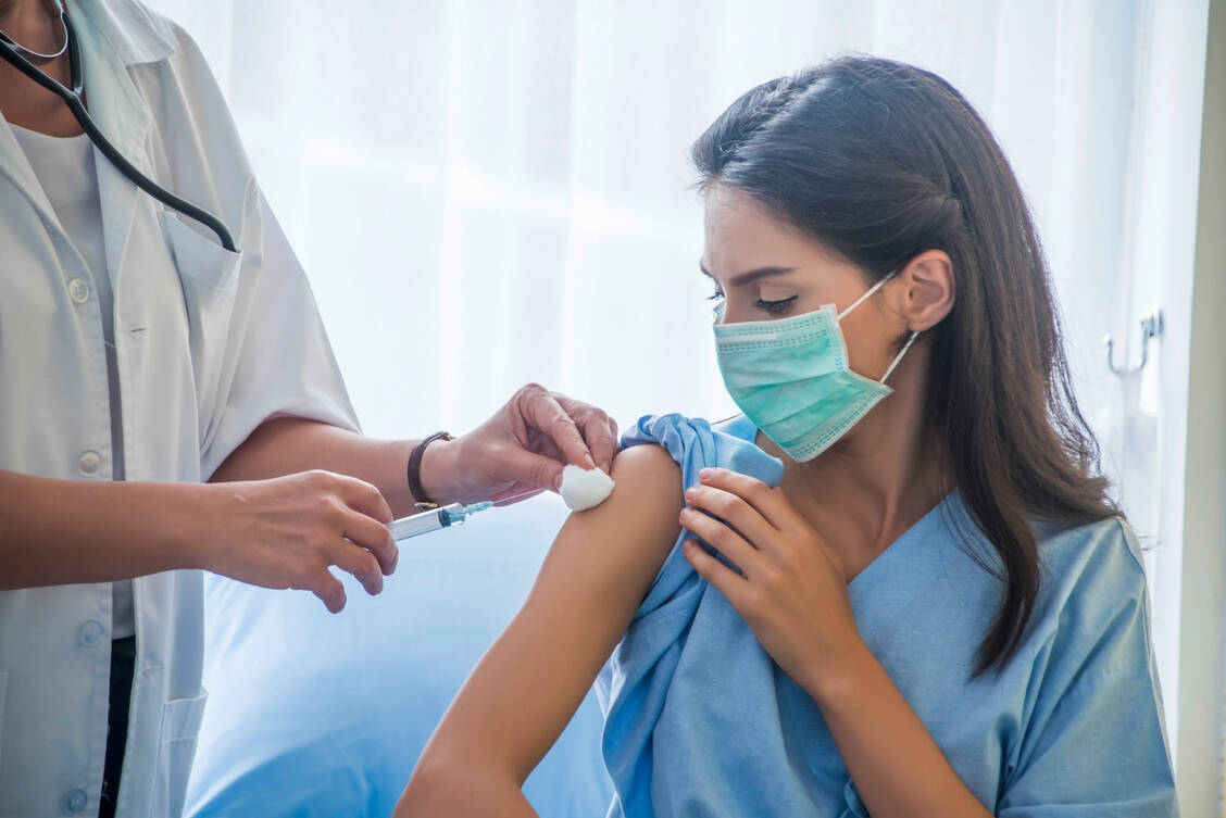 Schwere allergische Reaktionen auf Impfungen sind in der Regel sehr selten. Nach zwei Fällen in Großbritannien beziehen deutsche Allergologen Stellung zu dem Covid-19-Impfstoff von Biontech/Pfizer. / Foto: Adobe Stock/supAVADEE