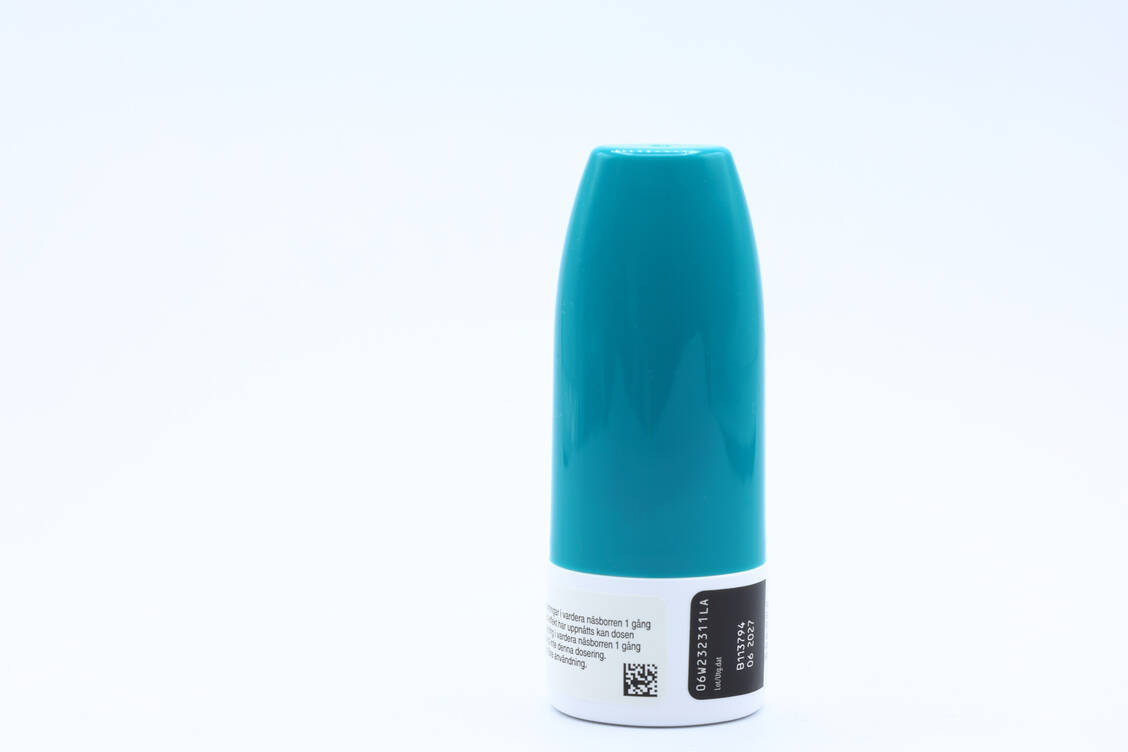 Bei Mometason-haltigen Nasensprays handelt es sich um thixotrope Formulierungen – wenn sie geschüttelt werden, nimmt die Viskosität zu, ruhen sie, kann im Sprühkopf verbliebene Suspension diesen verstopfen. Deshalb sollte der Sprühkopf nach jeder Anwendung gereinigt werden. / © Getty Images/Martin of Sweden