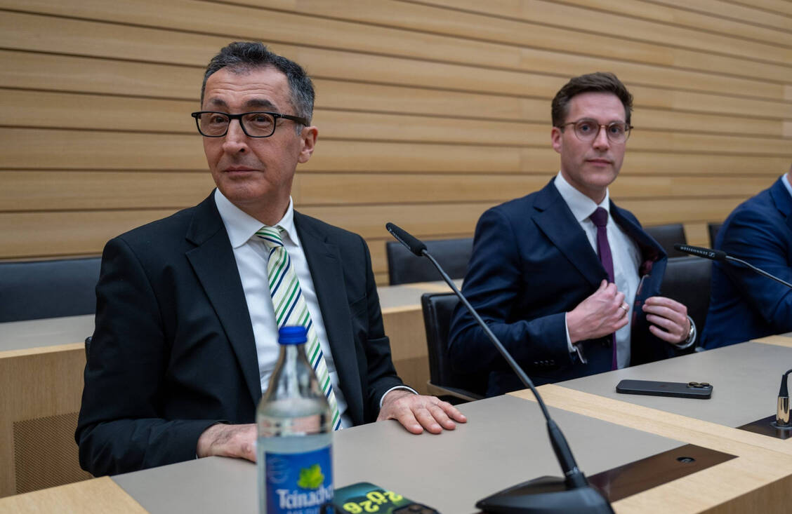 Cem Özdemir (l.) hat mit den Grünen einen knappen Wahlsieg im Ländle geholt. Die CDU mit Spitzenkandidat Manuel Hagel (r.) landete auf Platz zwei. / © IMAGO/Sven Simon