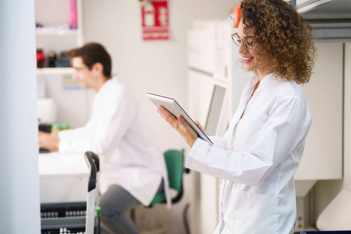 Mit dem E-Paper können Apothekenteams die PZ bequem im Berufsalltag nutzen. / © Imago/Westend61