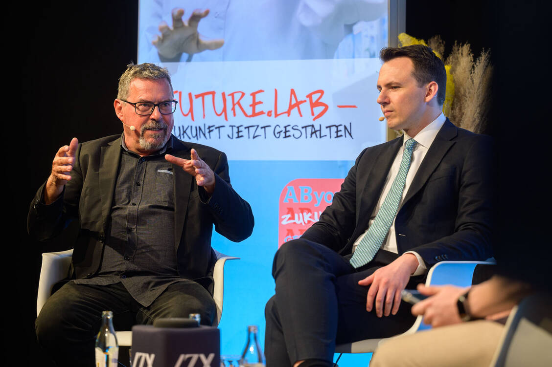 Das Problem bei Reformen: »extreme Beharrungstendenzen«, meint der frühere BMG-Abteilungsleiter Boris Velter (l.). Velter und der CDU-Abgeordnete Pascal Reddig diskutierten beim AByou Future Lab über die Rettung der Sozialsysteme. / © Phil_Dera