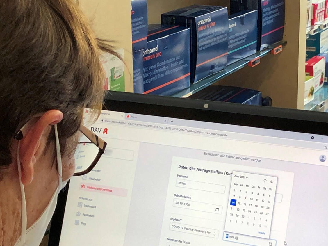 Über das DAV-Portal können Apotheken seit diesem Mittwoch auch digitale Impfnachweise für Auffrischimpfungen ausstellen. / Foto: Sven Siebenand