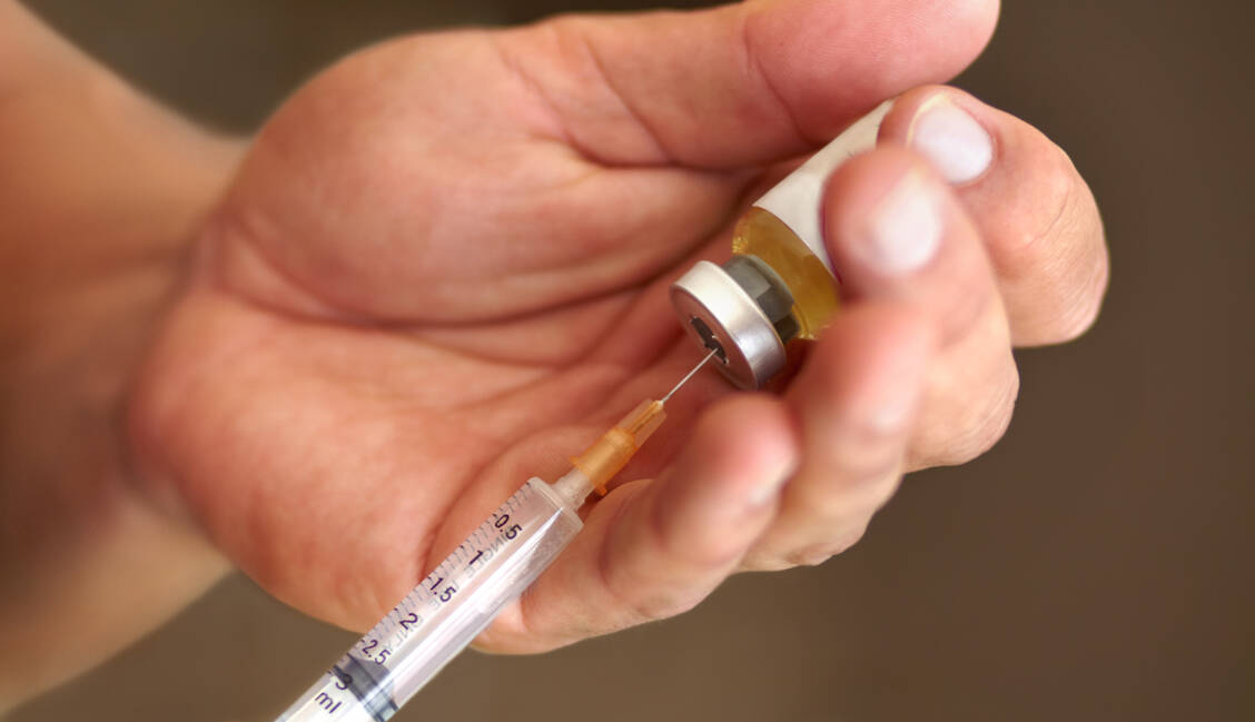 Eine geschlechtsangleichende Hormontherapie erfolgt in der Regel lebenslang – etwa mit Testosteron bei Transmännern. / © Getty Images/PeopleImages