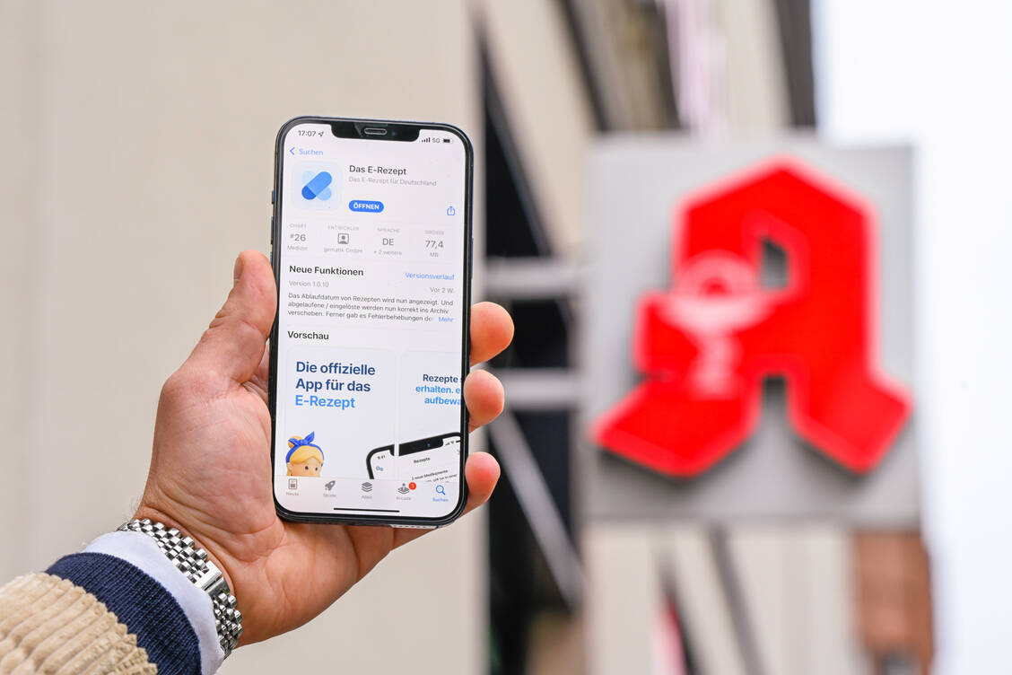 Künftig soll die elektronische Verordnung auch über die entsprechende E-Rezept-App der Gematik in die Apotheken gelangen. Damit das E-Rezept flächendeckend ausgerollt werden kann, sollen nun weitere Test erfolgen. / Foto: picture alliance/dpa