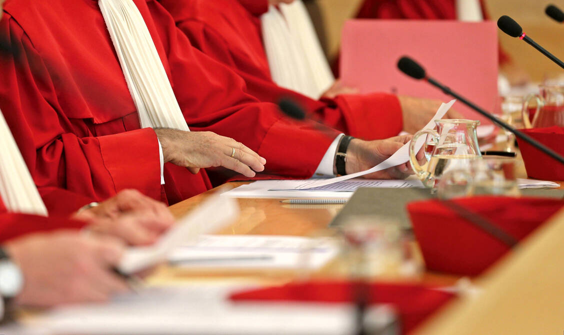 Ab dem 15. März 2022 gilt für Mitarbeitende in Gesundheitsberufen eine Corona-Impfpflicht. Einen Eilantrag auf Aussetzung des entsprechenden Paragraphen im Infektionsschutzgesetz lehnt das Bundesverfassungsgericht jetzt ab. / Foto: imago/Stockhoff