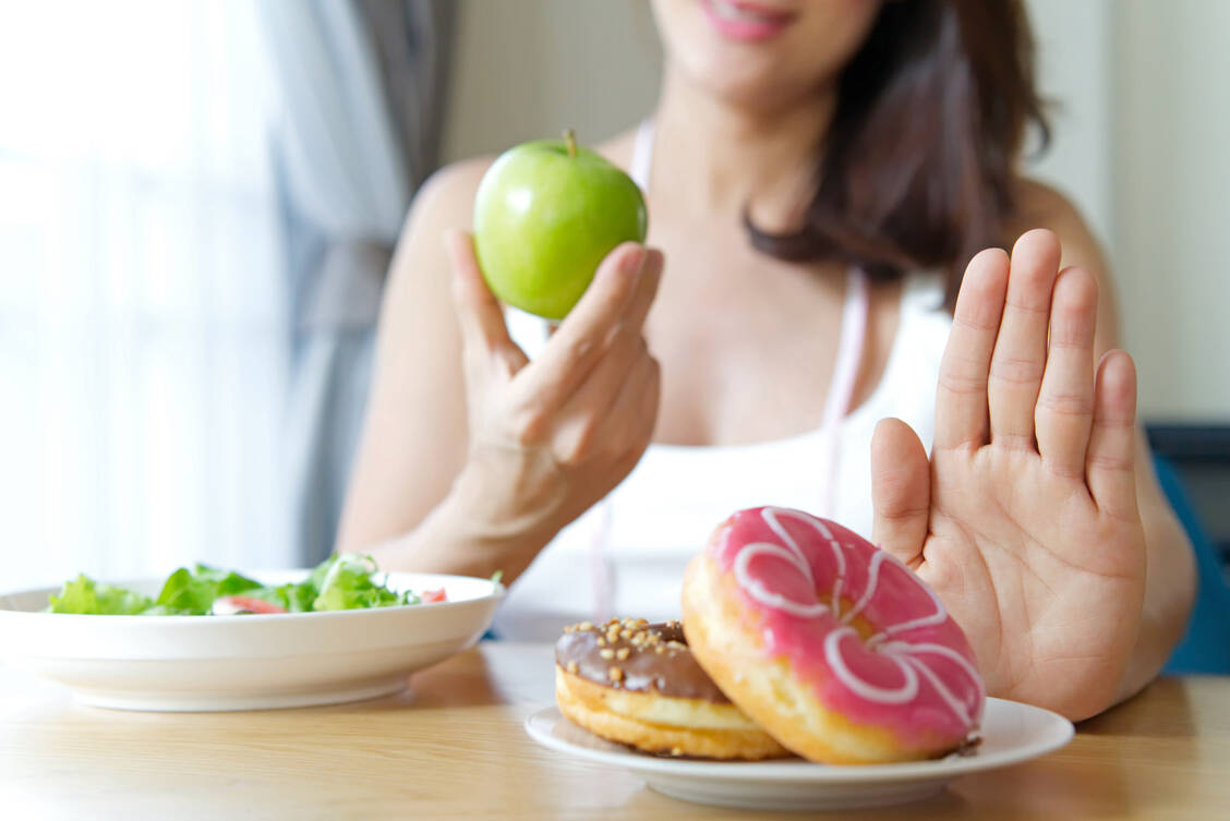 Apfel oder Donut: Wird ein Nudge für ein gesundheitsförderndes Verhalten gesetzt, sollte die Entscheidung dazu immer freiwillig bleiben. / Foto: Adobe Stock/Kawee
