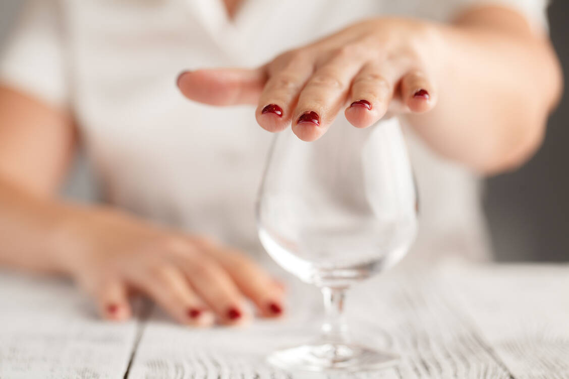 Der Leber zuliebe sollte man ab und zu mal verzichten – Alkohol ist die Hauptursache für eine Schädigung. / Foto: Fotolia/Andrey N.Cherkasov