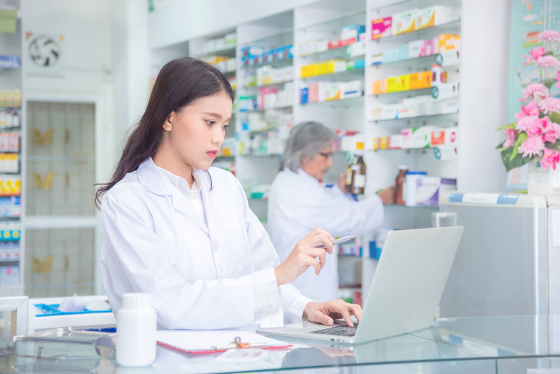 Die Berufsordnung verpflichtet Apothekerinnen und Apotheker, Verdachtsfälle von Nebenwirkungen an die Arzneimittelkommission der Deutschen Apotheker (AMK) zu melden.  / Foto: Adobe Stock/gamelover
