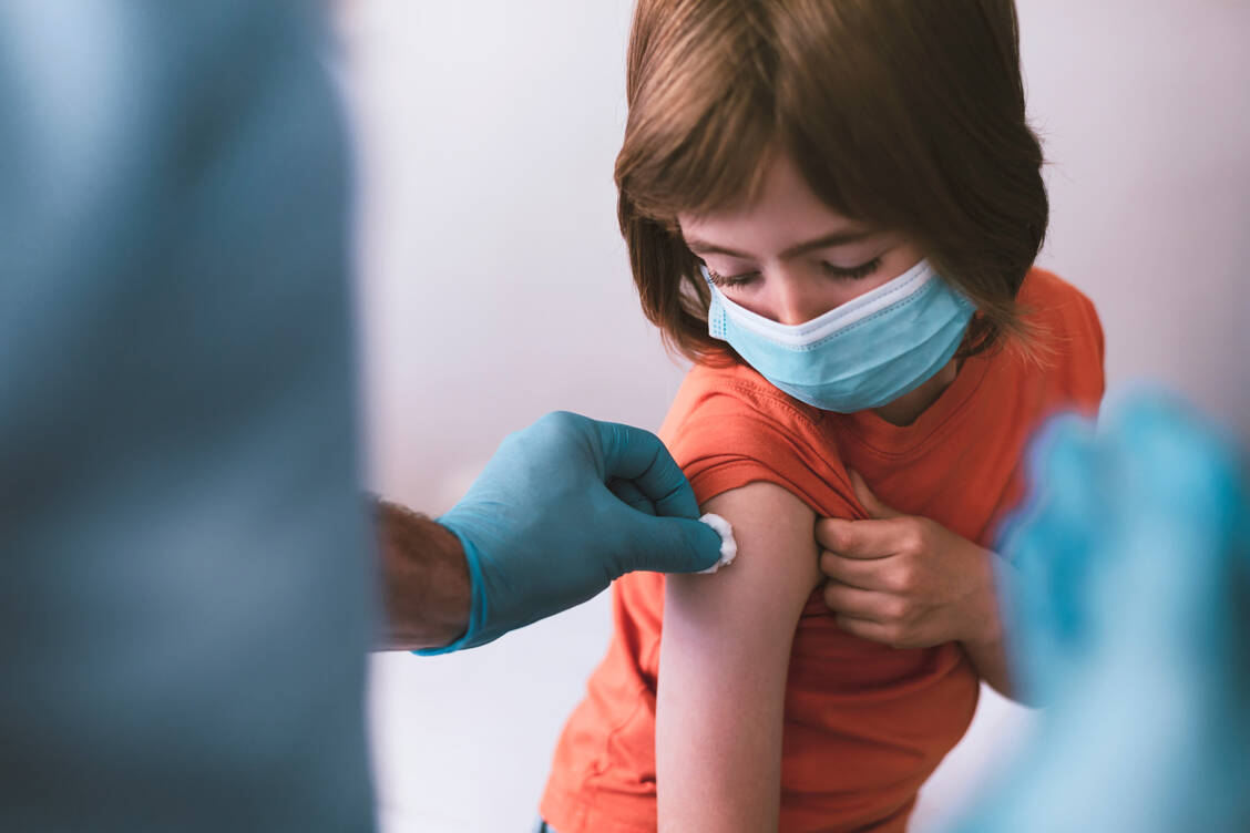 Auch gegen die Omikron-Variante zeigt der Covid-19-Impfstoff von Biontech/Pfizer eine gute Schutzwirkung bei Kindern zwischen fünf und elf Jahren. Das zeigt eine aktuelle Untersuchung aus Singapur.  / Foto: Getty Images/portishead1