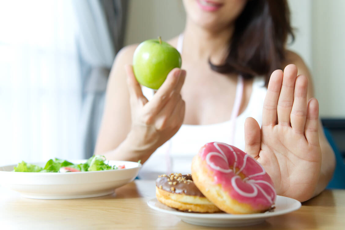 Schon ein geringer Verzicht, etwa die kleinen Sünden hier oder da zu unterlassen, hat einen positiven metabolischen Effekt. / Foto: Adobe Stock/Kawee