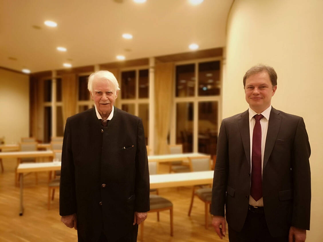 Jörn Graue, Vorsitzender des Hamburger Apothekervereins (HAV) und HAV-Geschäftsführer Georg Zwenke, informierten bei der gestrigen Mitgliederversammlung über die Lage der Hamburger Apotheken. / © PZ/Daniela Hüttemann