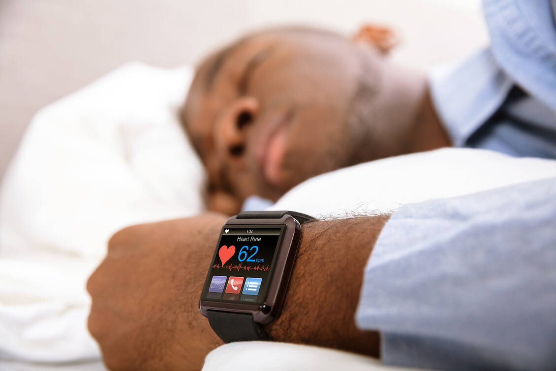 Heute schon Standard: Wearables messen beispielsweise Puls, Blutdruck und Schlafqualität. / © Getty Images/Andrey Popov