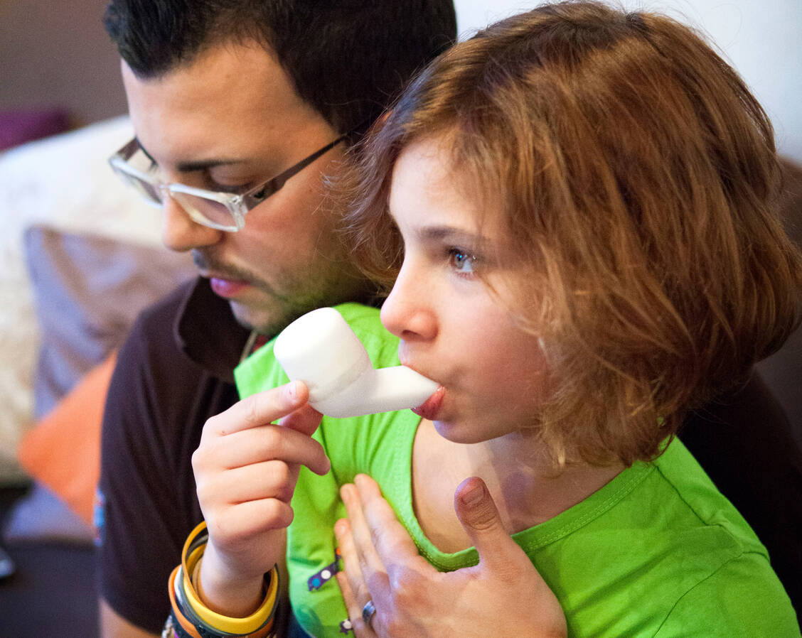 Die Atemtherapie gehört zum Basisprogramm für Kinder mit Mukoviszidose. Bei Lungeninfektionen mit Pseudomonas-­Beteiligung wird inhalatives Aztreonam eingesetzt. / Foto: Your Photo Today