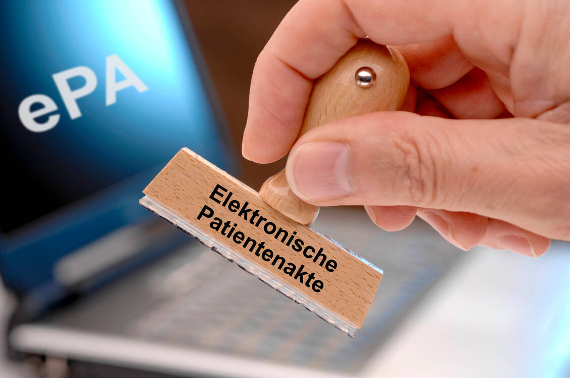 Kurz vor dem Start der EPA-Testphase am 15. Januar waren die Sicherheitsbedenken rund um das digitale Großprojekt noch einmal gewachsen. / © IMAGO/Wolfilser