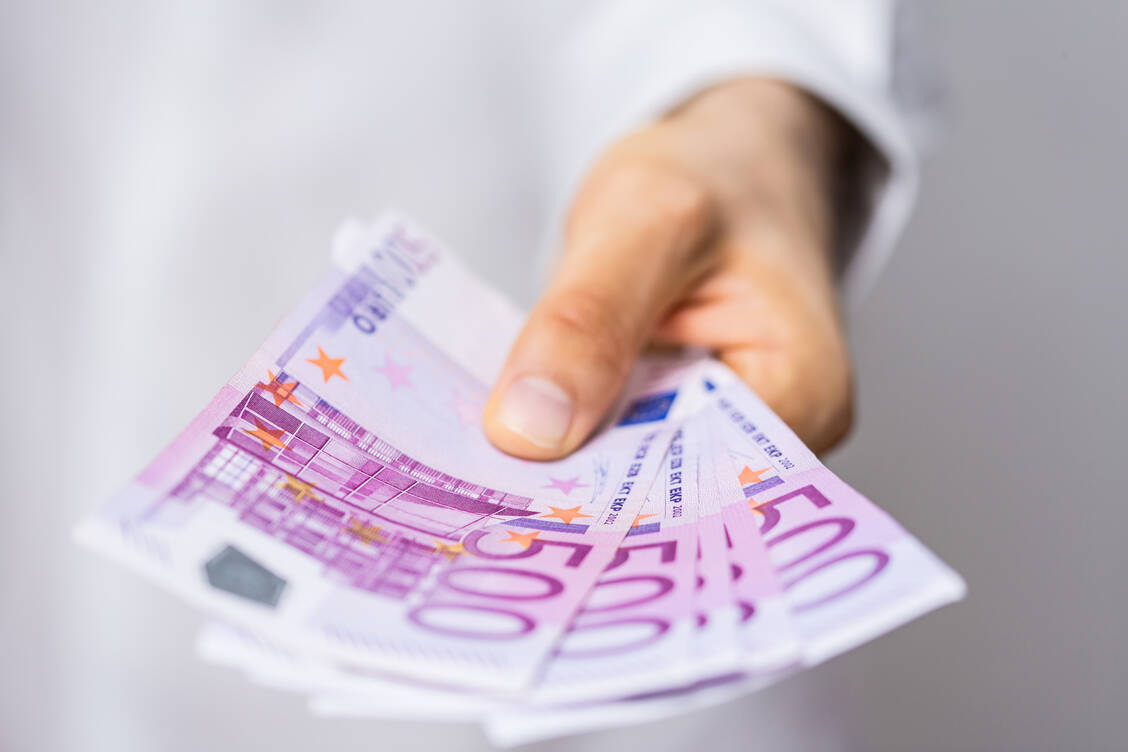 500er-Scheine gehen vermutlich durch weniger Hände als die kleineren Notationen, insgesamt müssen sich die Bürger aber nicht vor Virusinfektionen über Geldscheine fürchten. / Foto: Adobe Stock/vegefox.com