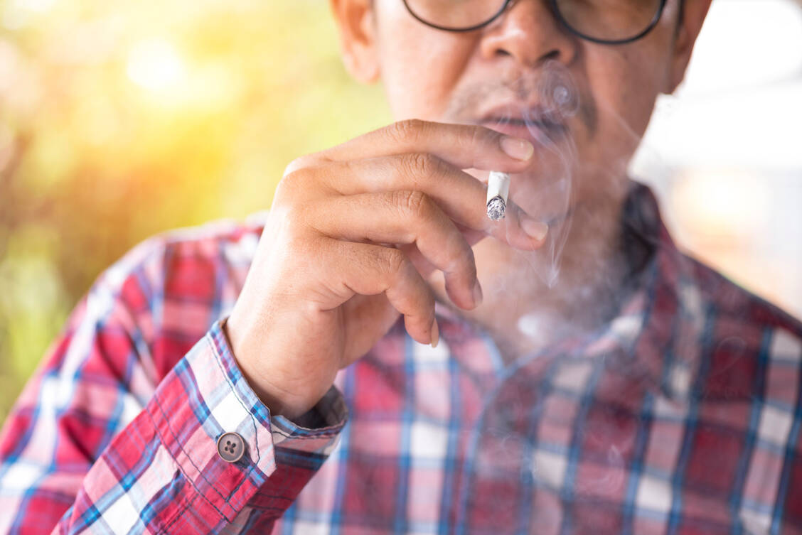 Die meisten Raucher unternehmen mehrere Anstrengungen, um abstinent zu werden und zu bleiben. / Foto: Getty Images/Virojt Changyencham