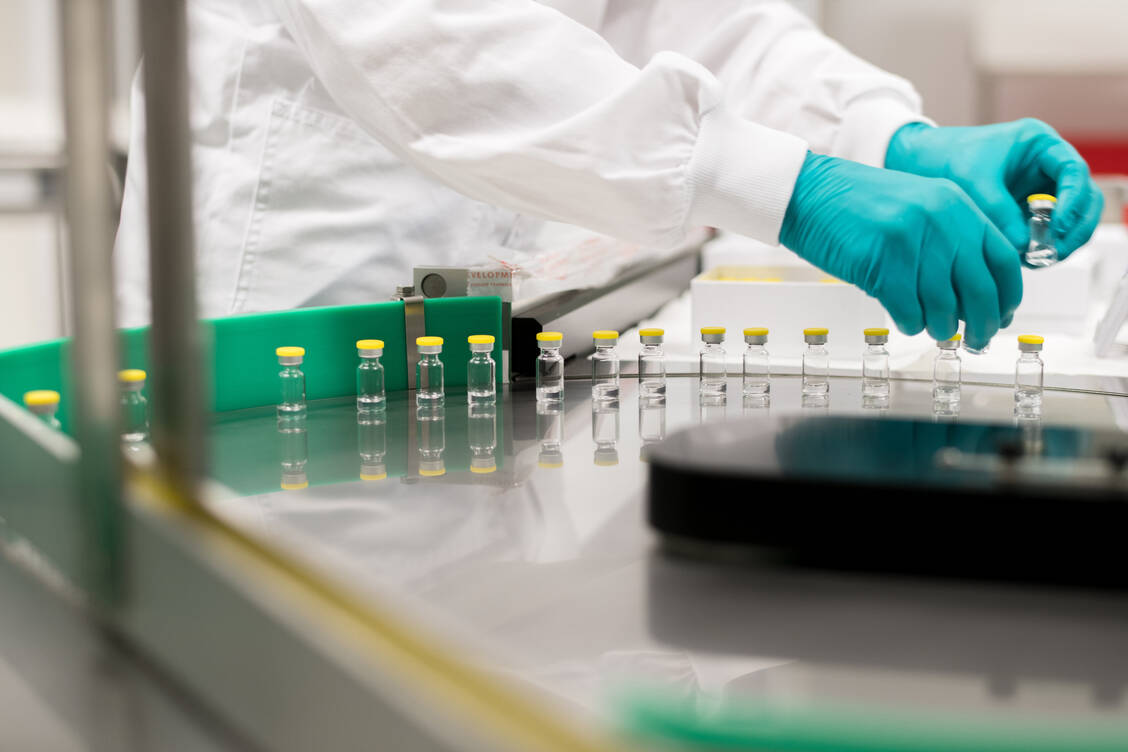 Johnson & Johnson beziehungsweise die Tochterfirma Janssen konnten letzte Woche mit ihrem Covid-19-Impfstoffkandidaten in die klinische Phase gehen – und fahren nun ihre Produktionskapazitäten hoch. / Foto: Janssen