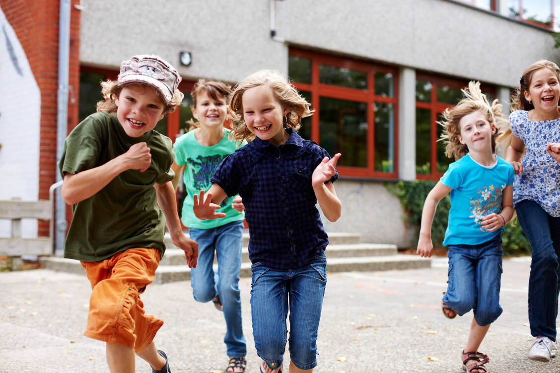 Szenen wie diese sind Epidemiologen angesichts steigender Covid-19-Fallzahlen in Deutschland ein Dorn im Auge. Auch nach der Öffnung der Schulen sollen die Hygieneregeln weiter eingehalten werden. / Foto: Adobe Stock/Christian Schwier