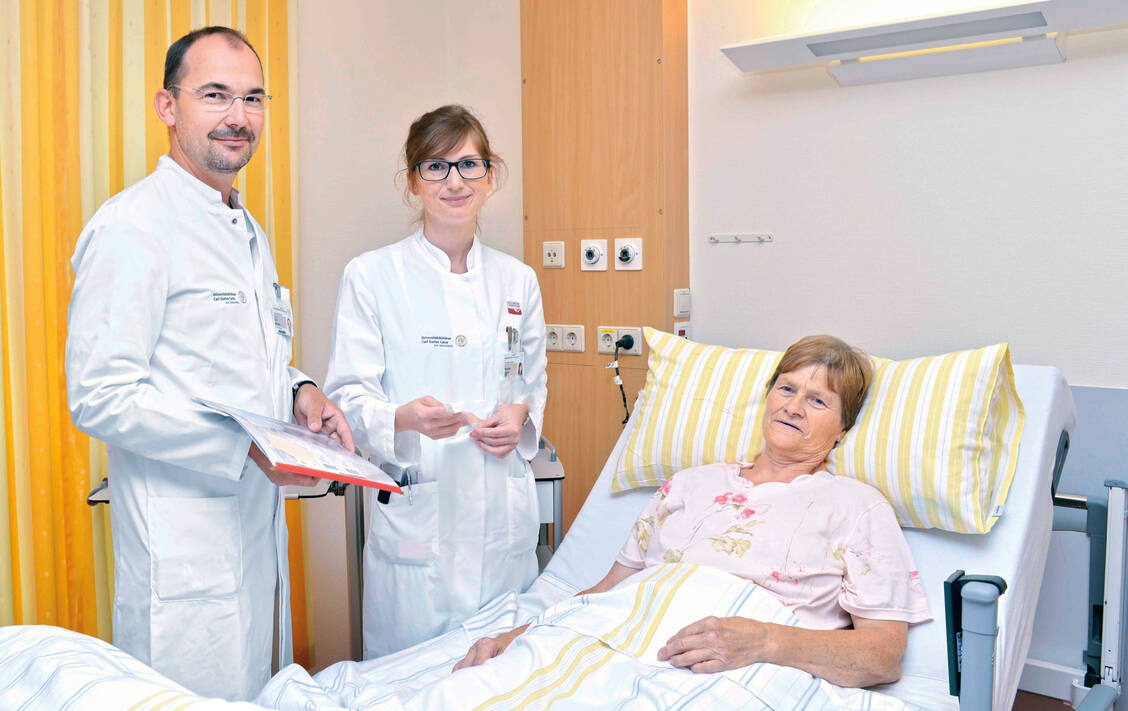 Stationsapothekerin Wencke Walter begleitet Funktionsoberarzt Dr. Tilo Meyner bei der morgendlichen Visite im Universitätsklinikum Carl Gustav Carus in Dresden. / Foto: UKD