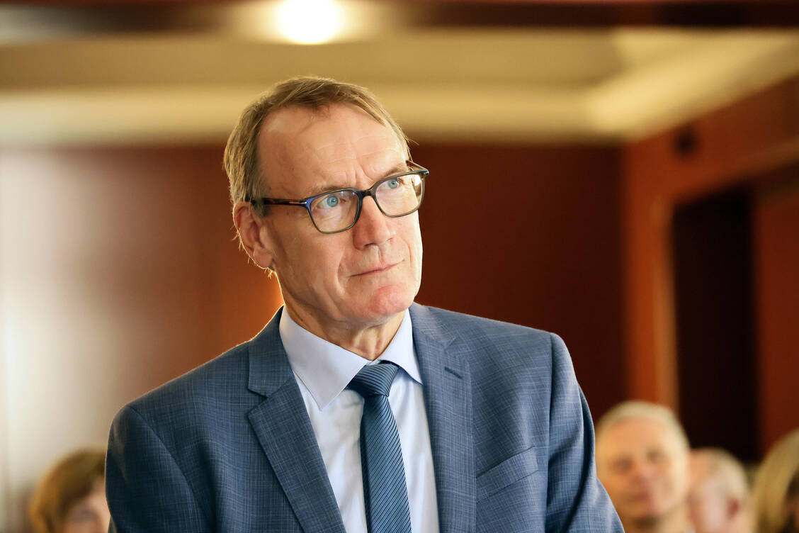 »Stoppen Sie die geplante Erhöhung des Apothekenabschlags und stabilisieren Sie die Arzneimittel- und Gesundheitsversorgung durch die Apotheken vor Ort«, sagt Thomas Preis, ABDA-Präsident.  / © PZ/Müller