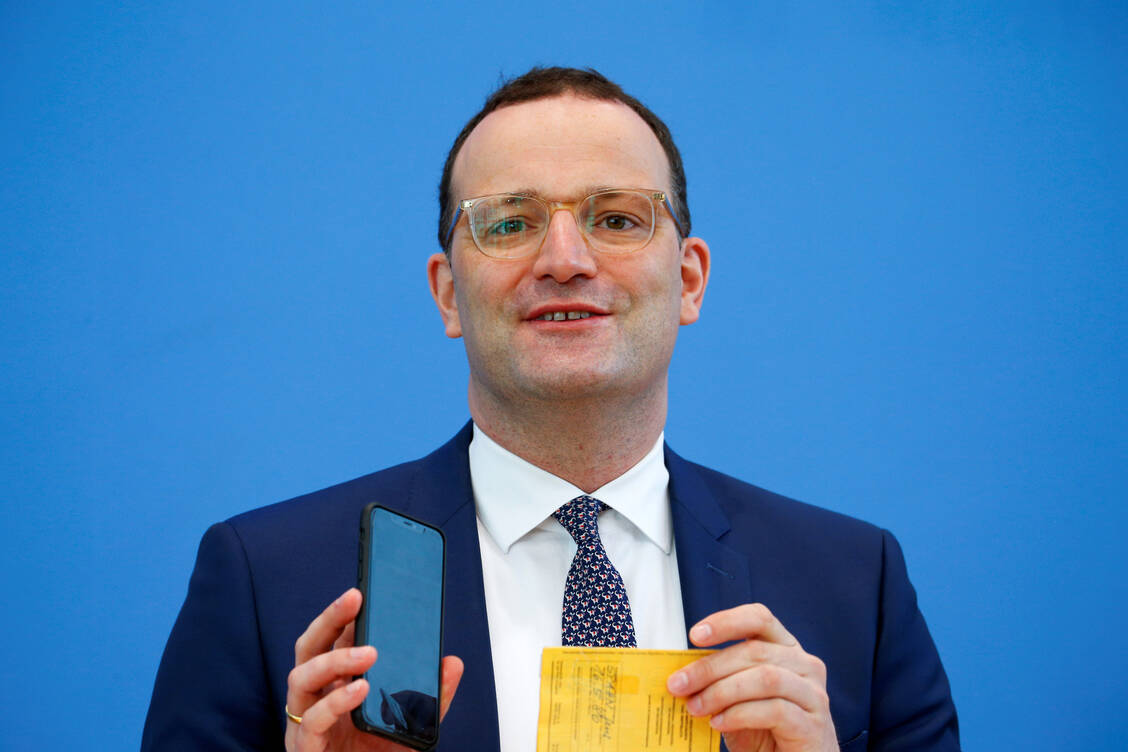 Ausgestattet mit dem gelben Impfbuch, einem Handy und dem Personalausweis könne künftig jeder vollständig Geimpfte in die Apotheke gehen, um den digitalen Impfnachweis zu erhalten, so Bundesgesundheitsminister Jens Spahn. / Foto: picture alliance / REUTERS | Michele Tantussi