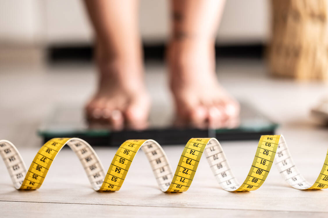 Der duale Glukagon/GLP-1-Rezeptoragonist Survodutid zeigte eine signifikante Gewichtsreduktion in einer Phase-III-Studie. / © Getty Images/	Simple Images