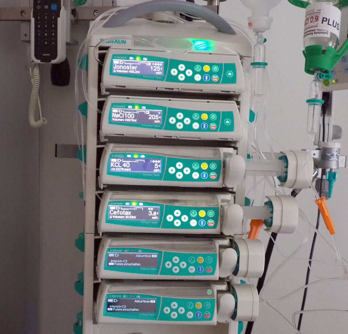 Spritzenpumpen sind Standard auf Intensivstation. Sie ermöglichen die automatisierte (Dauer-)Infusion von Medikamenten. / Foto: Anka Röhr