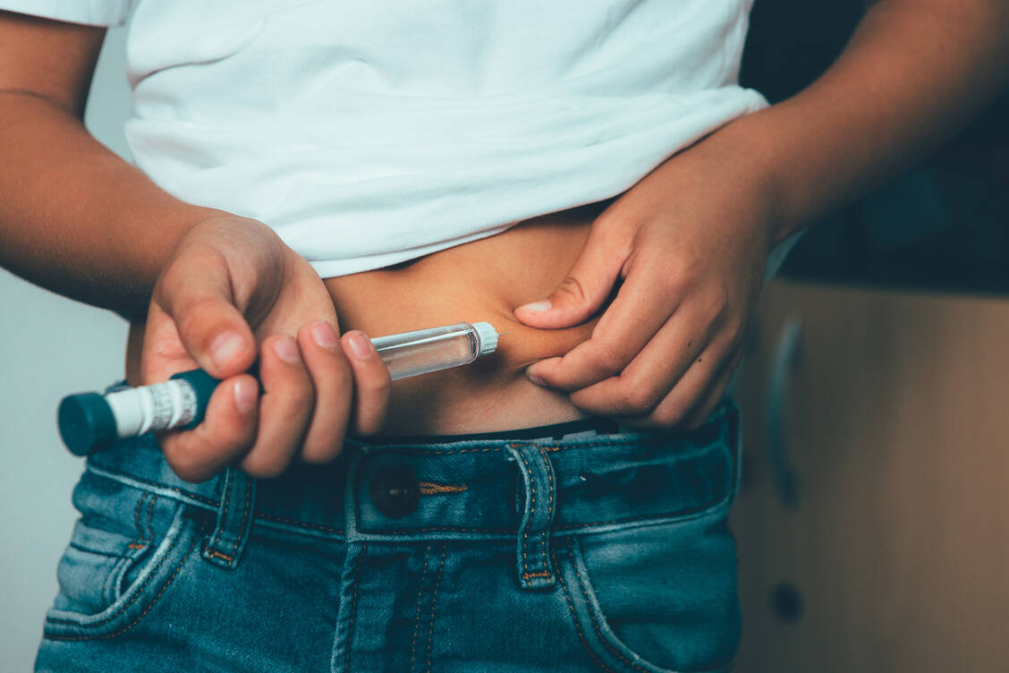Im Zeitraum der Coronavirus-Pandemie erkrankten mehr Kinder und Jugendliche an Typ-1-Diabetes als zu erwarten gewesen wäre. Ob das am Virus liegt oder andere Ursachen hat, wird diskutiert und ist noch nicht final geklärt. / Foto: Shutterstock/Click and Photo