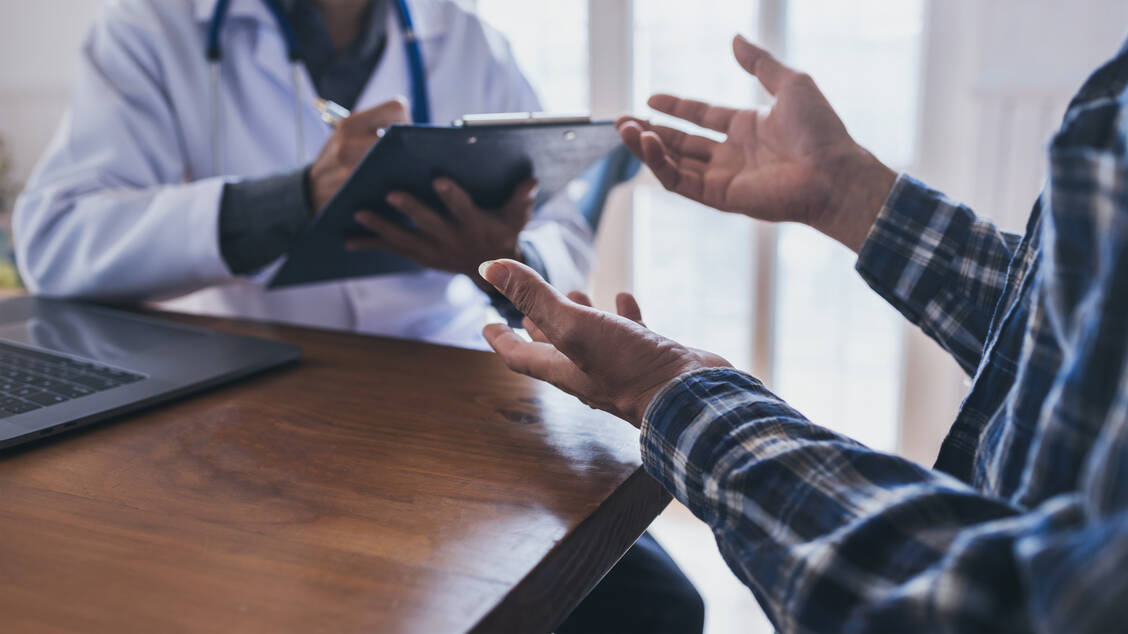 Mit zunehmendem Alter kann es bei Männern zu erektilen Funktionsstörungen kommen. Eine Diabetes-Erkrankung kann dieses Risiko zusätzlich erhöhen.  / Foto: Adobe Stock/makibestphoto