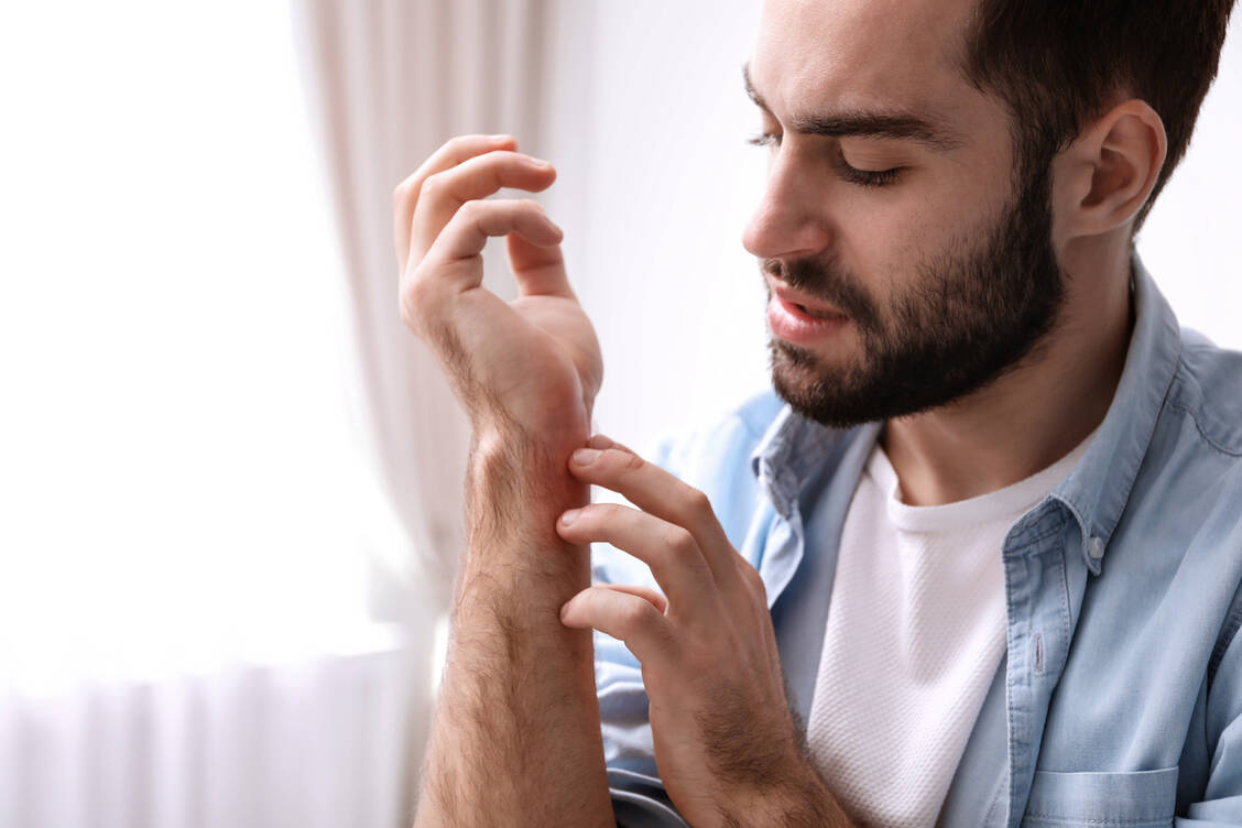 Als wichtige Indikationen lokaler Glucocorticoide sind vor allem akute sowie chronisch entzündliche, allergische oder ekzematöse Hauterkrankungen bekannt. / Foto: Adobe Stock/New Africa