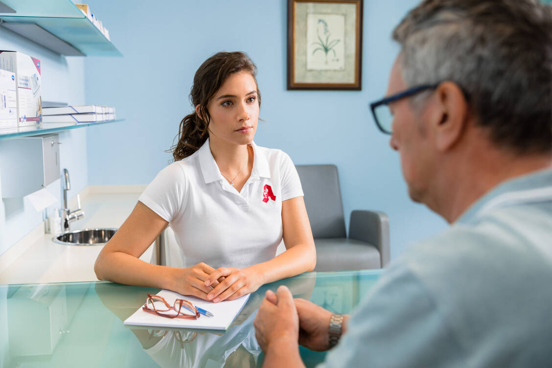 Zeigt sich ein bekannter Patient verändert, mutlos und depressiv, sollten Apothekenmitarbeiterinnen und -mitarbeiter versuchen, ein Gespräch zu beginnen und ihn in einem Beratungsraum vorsichtig nach seiner Situation zu befragen. / Foto: ABDA