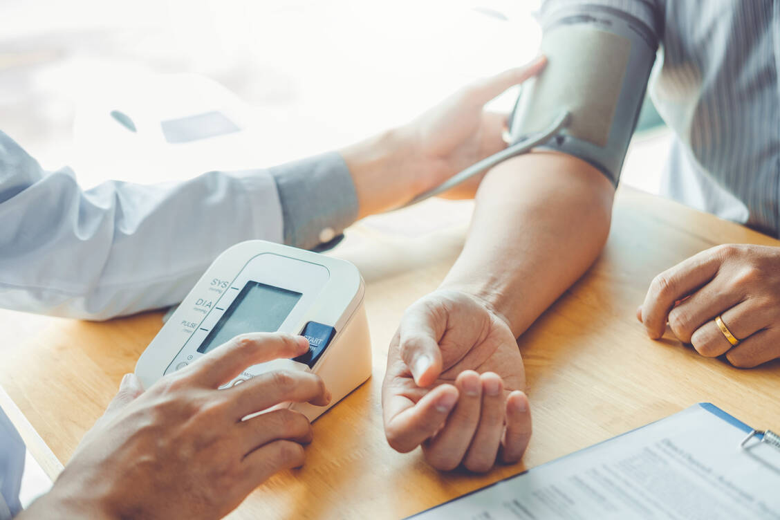 Wenn der Blutdruck bei einem Patienten trotz antihypertensiver Therapie nicht zufriedenstellend gesenkt werden kann, liegt es womöglich daran, dass das Medikament bei ihm nicht ausreichend gut wirkt. / Foto: Adobe Stock/joyfotoliakid