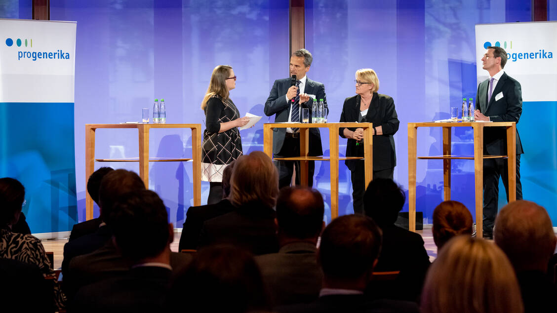 Auf dem Podium diskutierten Michael Hennrich (CDU, 2. von  links), Gesundheitsexpertin Kordula Schulz-Asche (Bündnis 90/Die Grünen, 2. von rechts) sowie Pro Generika-Vizechef Christoph Stoller über die Sicherheit und Qualität von Arzneimitteln. / Foto: Svea Pietschmann