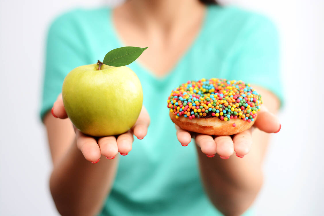 Obstverzehr führt in aller Regel nicht zu einer Fettleber, wohl aber Fruchtzucker aus hoch verarbeiteten Lebensmitteln wie Donuts. / Foto: Adobe Stock/adrian_ilie825