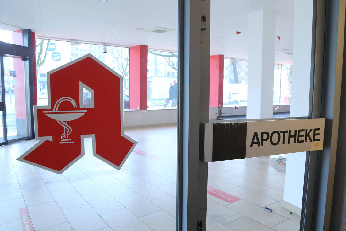 Immer mehr Apotheken müssen schließen. Die Landesapothekerkammer und der Apothekerverband aus Rheinland-Pfalz haben ihre Forderungen für ein Gegensteuern vorgelegt.  / © IMAGO/Cord