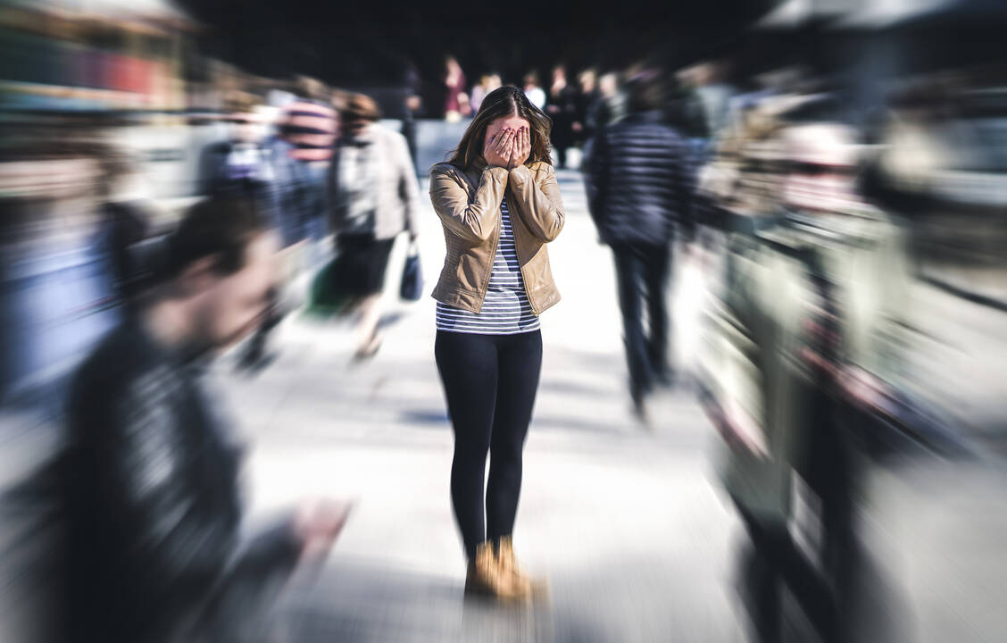 Panikattacken treten häufig in Menschenmengen auf. Gekennzeichnet sind sie durch Herzrasen, Zittern, Schwindel, Atemnot und Brustenge. / Foto: Adobe Stock/terovesalainen