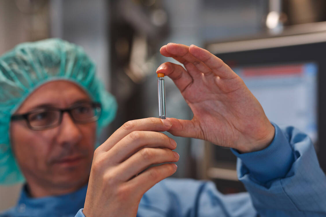 In Frankfurt-Höchst stellt Sanofi derzeit seine Insulinprodukte her. Nach der Kontrolle werden die fertigen Zylinderampullen in Pens eingebaut. / Foto: Sanofi