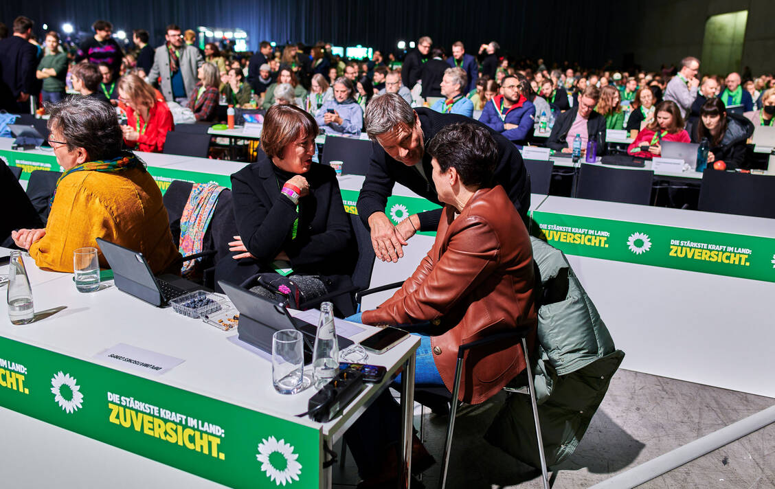Am Sonntag verabschiedeten die Grünen ihr Wahlprogramm. Ziemlich geräuschlos wurden die Änderungen angenommen, auch jene zu Apotheken.  / © IMAGO/Mike Schmidt