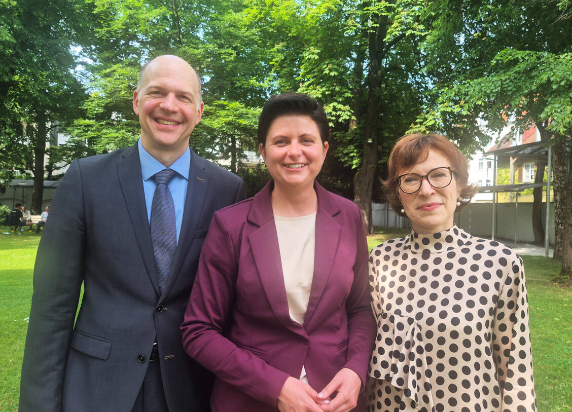 Die neue Präsidentin Franziska Scharpf (Mitte) mit ihren beiden Vizes Dr. Sonja Mayer und Alexander Freiherr von Waldenfels / © BLAK/Schulz